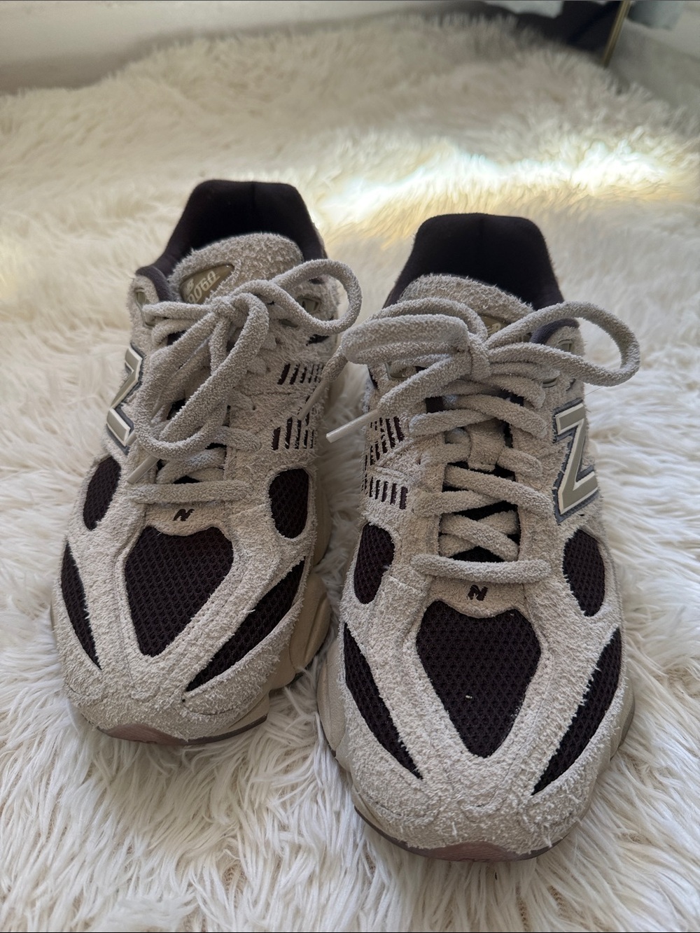 New Balance sneakers in beige and black